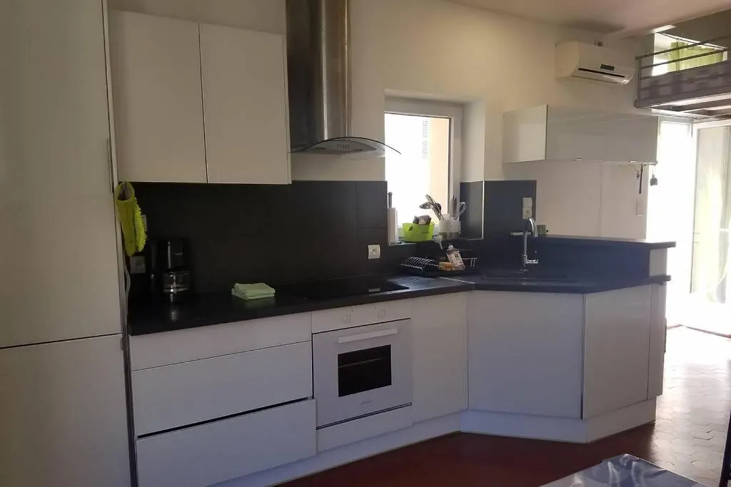 Studio Climatise Avec Mezzanine Au Calme Avec Terrasse Et Parking Idealement Situe Pour Tout Faire A Pied ! باندول 0*,  فرنسا
